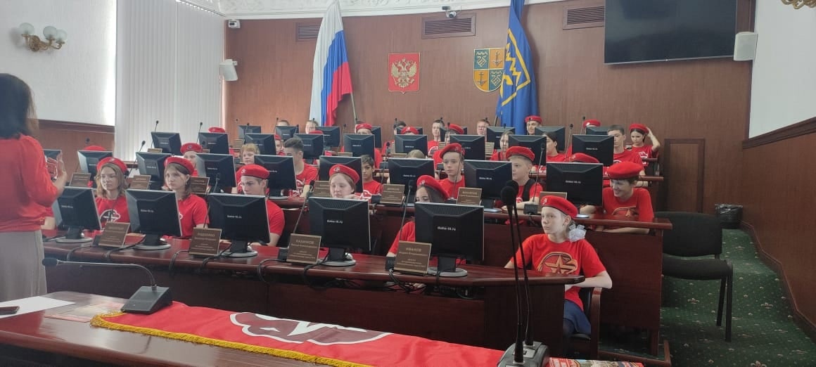 29 мая юнармейцы нашей школы были приглашены в Думу г.о. Тольятти